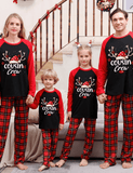 Passender Familienpyjama mit Weihnachtsmütze und Aufdruck